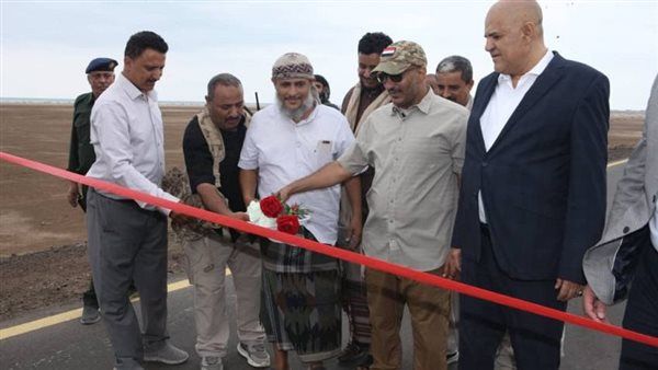 العميد طارق صالح يفتتح ثلاثة مشاريع حيوية في مديرية ذو باب المندب