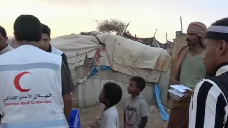 هيئة الهلال الأحمر الإماراتي تدشن مشروعي توزيع التمور وإفطار الصائم بمحافظة شبوة (صور)