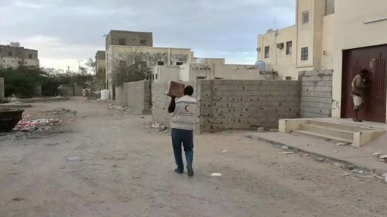 هيئة الهلال الأحمر الإماراتي تدشن مشروعي توزيع التمور وإفطار الصائم بمحافظة شبوة (صور)