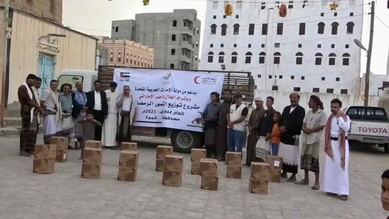 هيئة الهلال الأحمر الإماراتي تدشن مشروعي توزيع التمور وإفطار الصائم بمحافظة شبوة (صور)