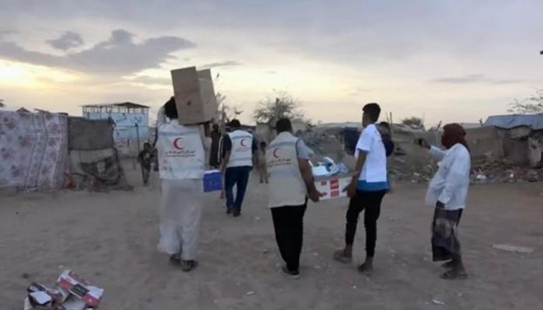 هيئة الهلال الأحمر الإماراتي تدشن مشروعي توزيع التمور وإفطار الصائم بمحافظة شبوة (صور)