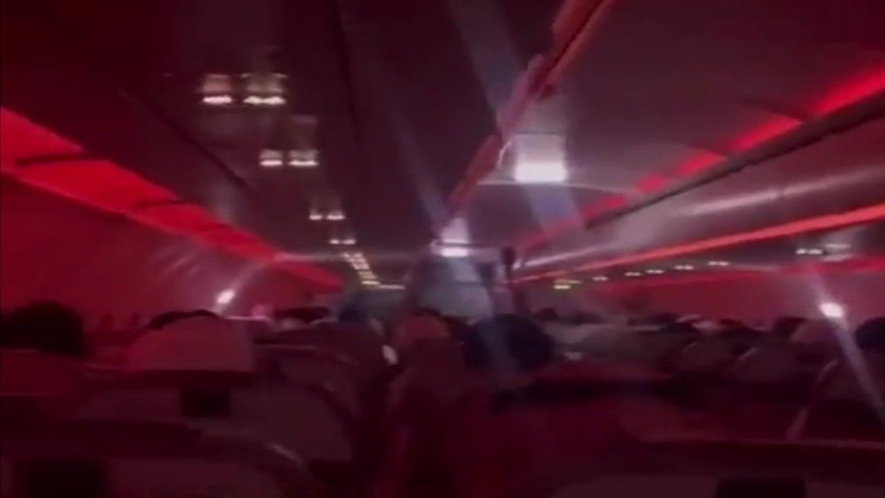 شاهد: لحظات تحبس الأنفاس عاشها ركاب طائرة قادمة من السعودية إلى الكويت بسبب المطبات الهوائية