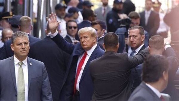 ابن سري وعلاقة عاطفية وممثلة إباحية.. 3 قضايا محرجة لترمب