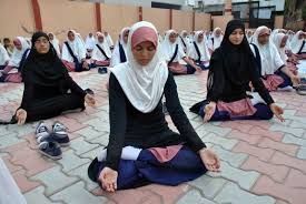 شاهد: صور صادمة متداولة لشباب وفتيات بالسعودية يقومون بحركات غريبة تُحدث ضجة واسعة