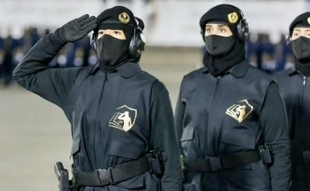 بالفيديو.. جميلات السعودية يشعلن مواقع التواصل بعرض عسكري جريء أثناء حفل تخرجهن