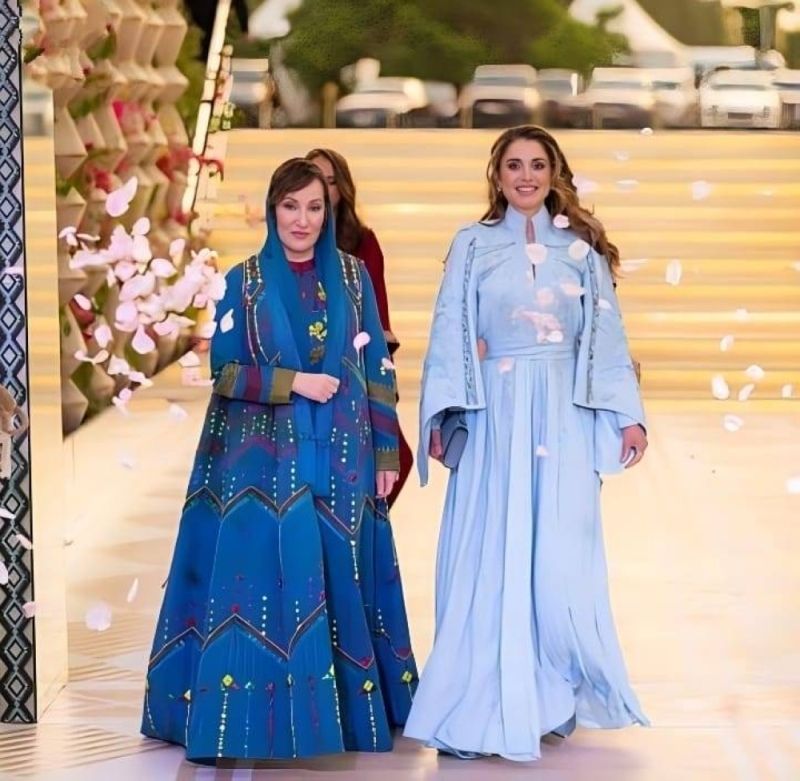 أول ظهور لوالدة السعودية "رجوة آل سيف" في حفل الحناء احتفالا بزفاف ابنتها وولي عهد الأردن (شاهد صور)