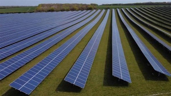 "البولي سيليكون" طعنة في ظهر المناخ.. ماذا يحدث بأسواق الطاقة الشمسية؟