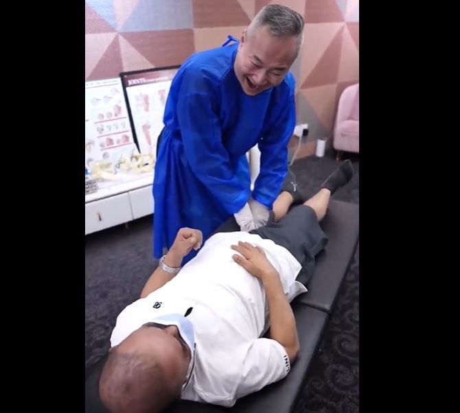 بالفيديو.. شاهد كيف عالج طبيب ماليزي سعودي بطريقة تُثير الاندهاش؟