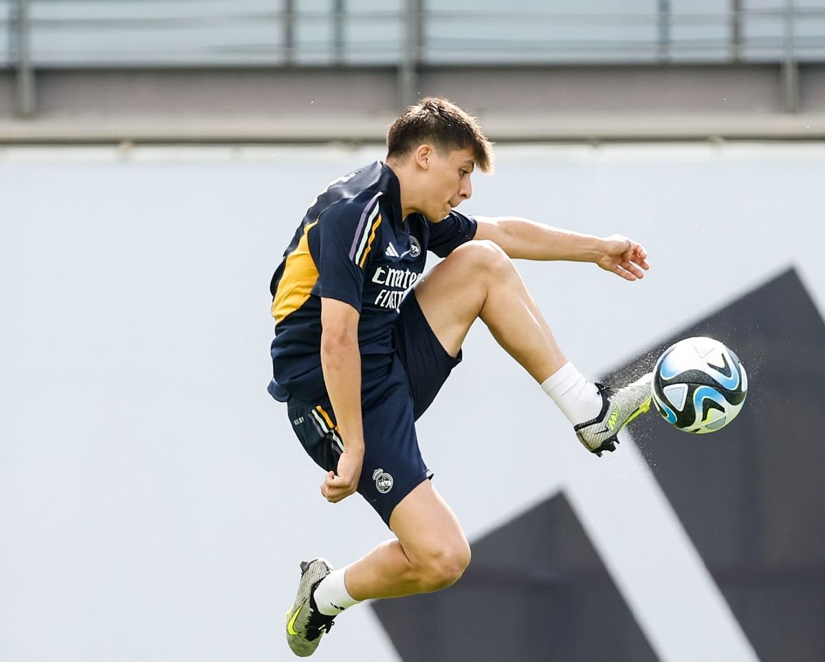 أردا غولر يتلاعب بزملائه في تدريبات ريال مدريد ويسجل ببراعة (فيديو)