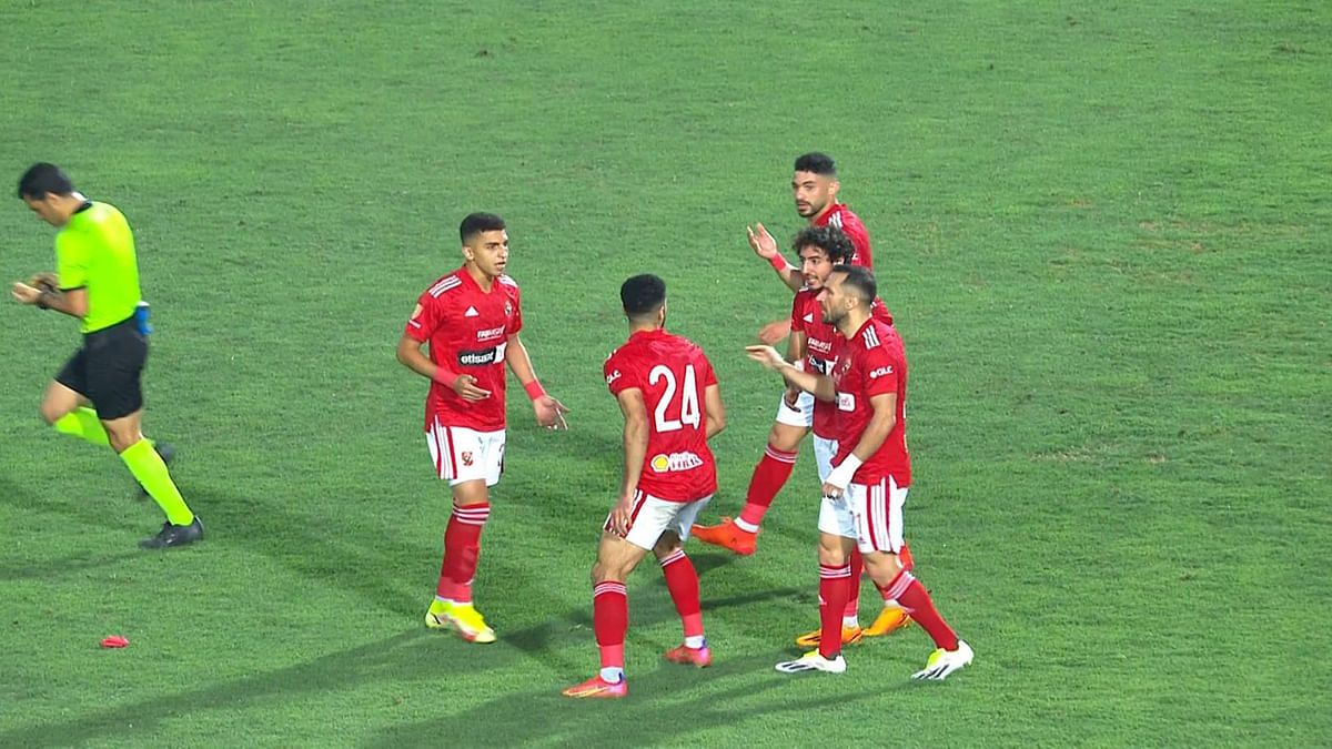 مباراة الأهلي والزمالك.. مشادة بين محمد عبدالمنعم ومحمد هاني بسبب ركلة جزاء زيزو (فيديو)