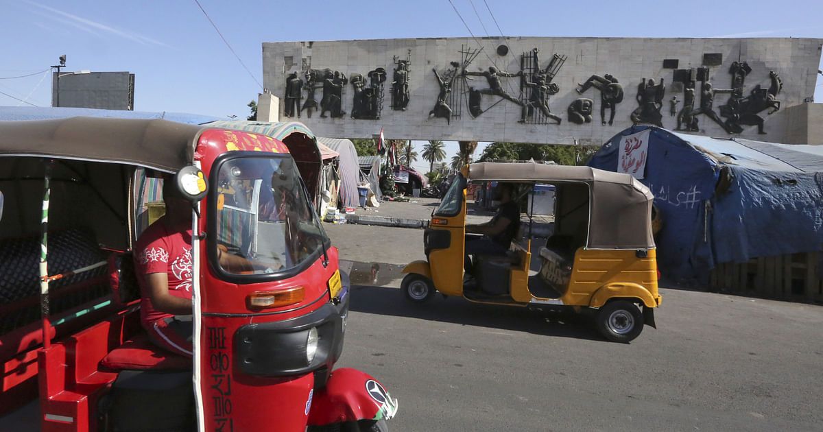 سائق "توك توك" عراقي ينهي حياته في طريق عام بـ"مسدس"