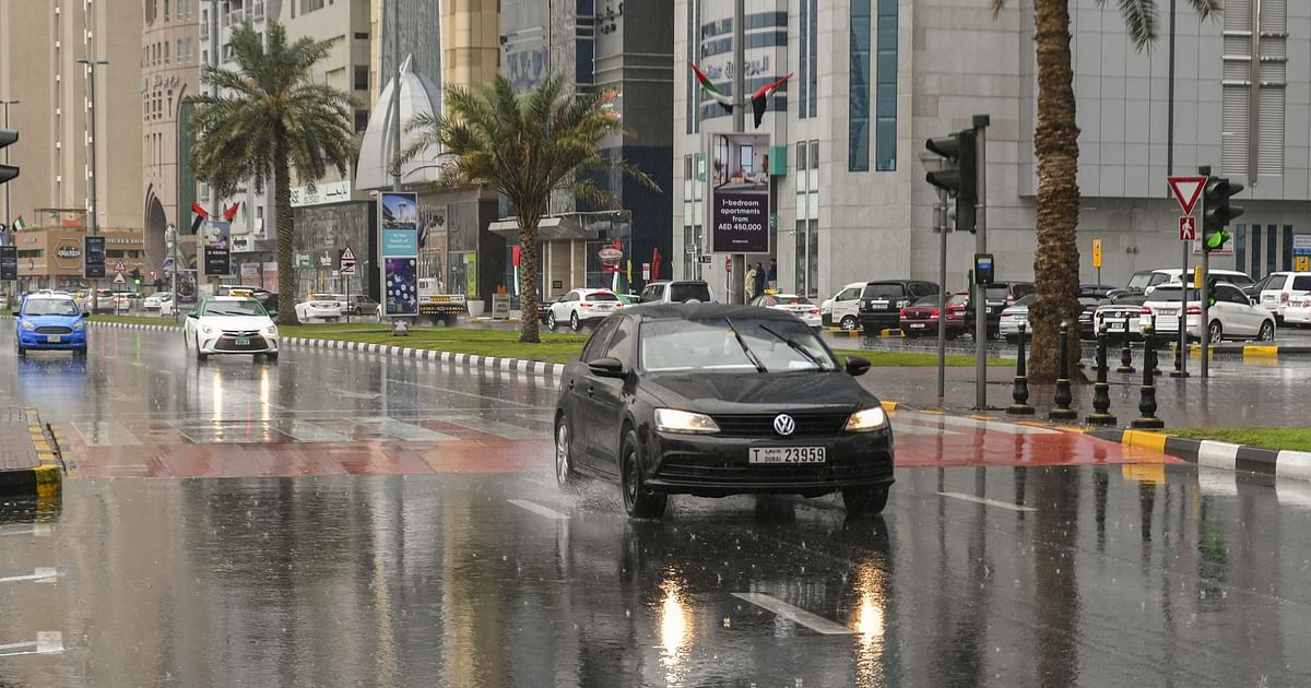 أمطار صيفية غزيرة في دبي والشارقة (فيديو)