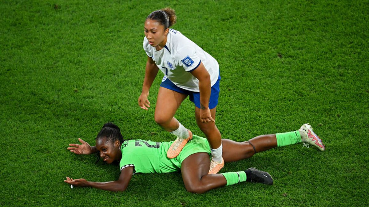 طرد لورين جيمس لاعبة إنجلترا بعد تعمدها دهس منافستها في منتخب نيجيريا (فيديو)