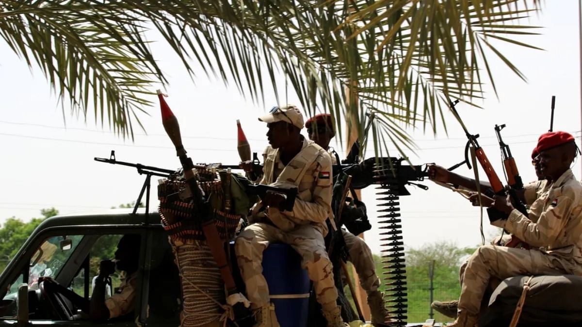 بعد معارك طاحنة.. الدعم السريع تعلن دخولها مقر مدرعات الجيش السوداني