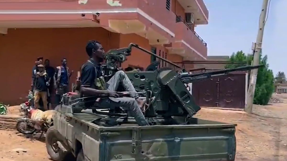 السودان.. معارك كر وفر للسيطرة على سلاح المدرعات ومجمع الذخيرة