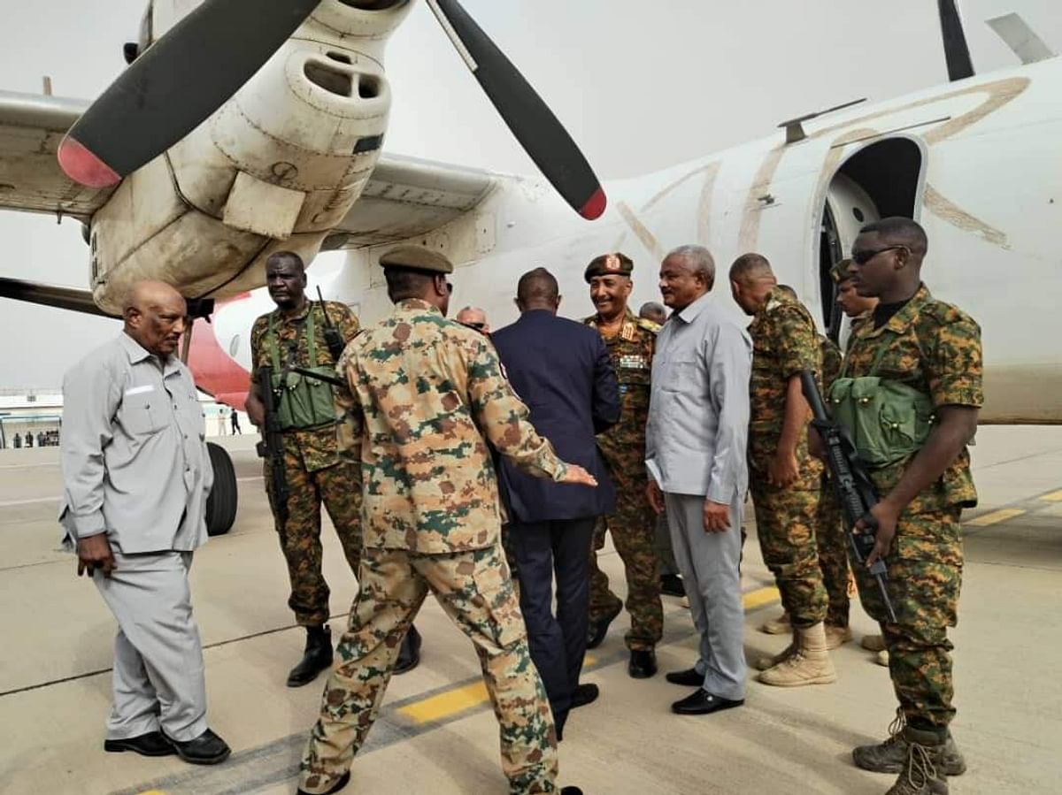 استعدادًا لأول جولة خارجية.. "البرهان" يصل بورتسودان