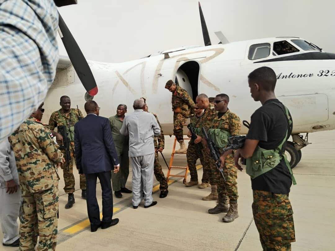 استعدادًا لأول جولة خارجية.. "البرهان" يصل بورتسودان