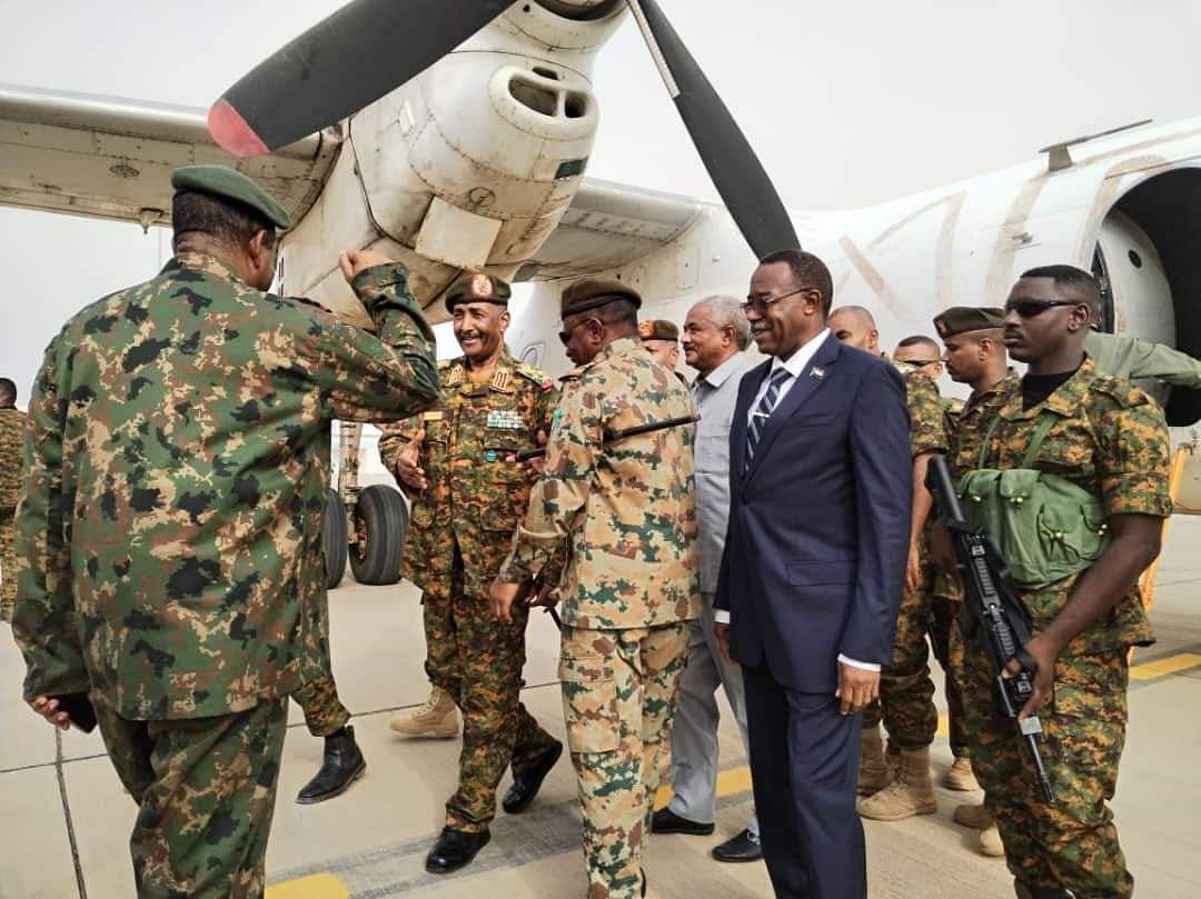 استعدادًا لأول جولة خارجية.. "البرهان" يصل بورتسودان