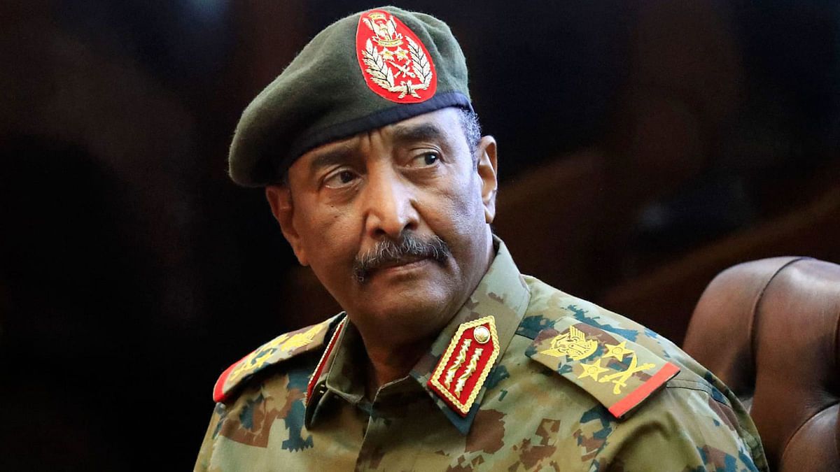 استعدادًا لأول جولة خارجية.. "البرهان" يصل بورتسودان