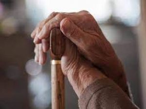 سجن عام وغرامة 500 الف لمن يسئ لكبار السن في السعودية خاصةً هذه الـ 3 الأشياء