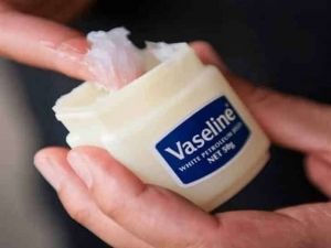 استخدم الفازلين بهذه الطريقة قبل النوم وشاهد النتيجة المذهلة