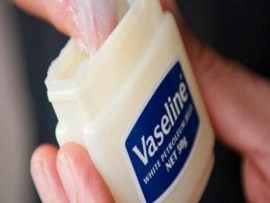 10 استخدامات غريبة للفازلين لن تخطر في بالك.. تعرف عليها الان