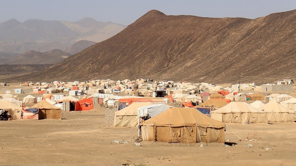 صواريخ حوثية تستهدف مخيمات النازحين في مأرب