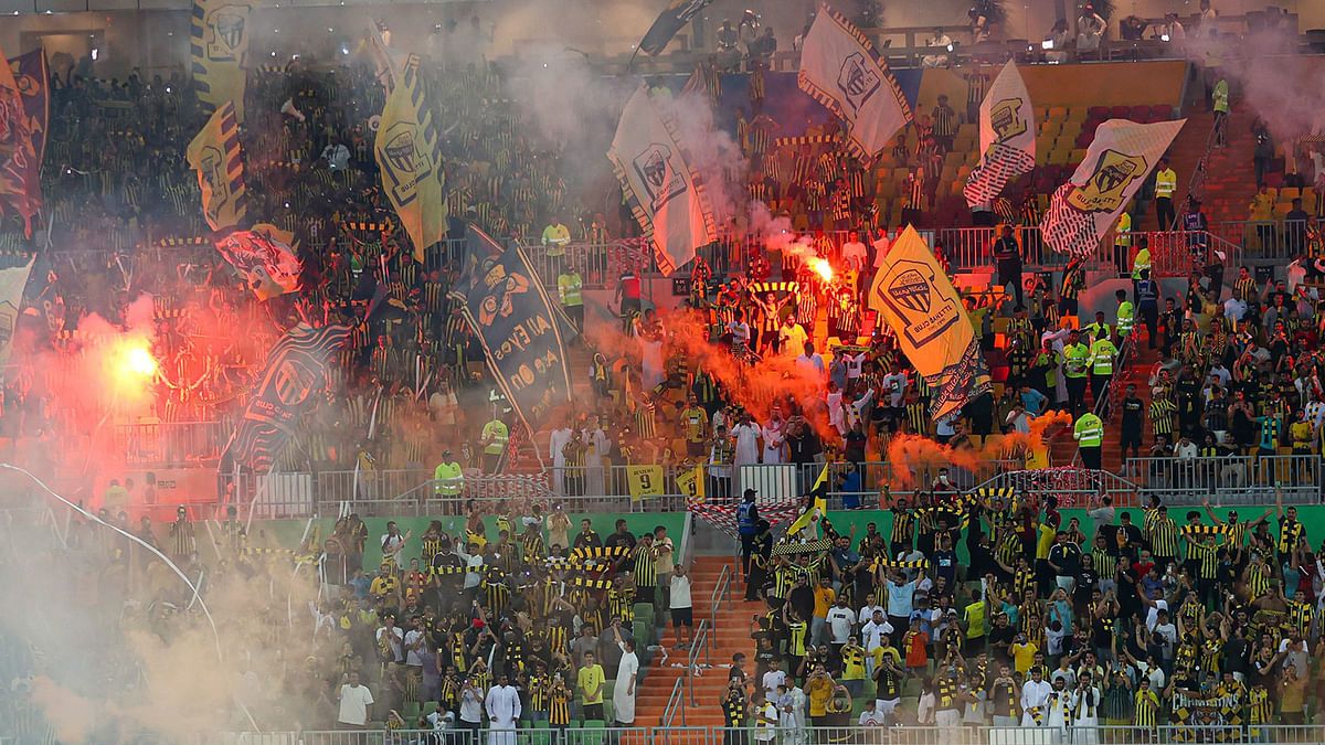 مباراة الهلال والاتحاد.. إيقاف اللعب بسبب الدخان الكيماوي (فيديو)