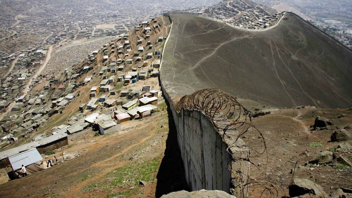 البيرو تهدم "جدار العار" الفاصل بين الأغنياء والفقراء