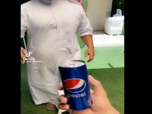 سعودي يحصل على شهره كبيرة بسرعة البرق بسبب فتح علب البيبسي بطريقة غريبة.. اتفرج الفيديو