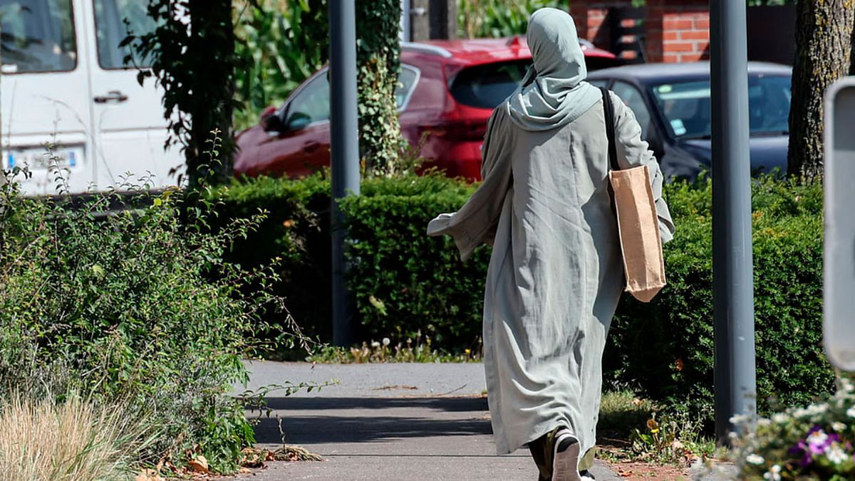 رئيس وزراء فرنسا السابق يُطالب بإنشاء قانون خاص بالمسلمين