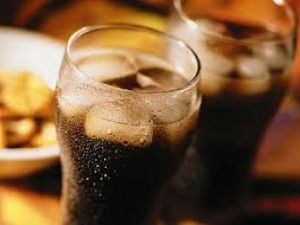 ماذا يحدث لجسمك عند تناول المشروبات الغازية بعد الطعام مباشرة..امر صادم سوف يرعبك!!