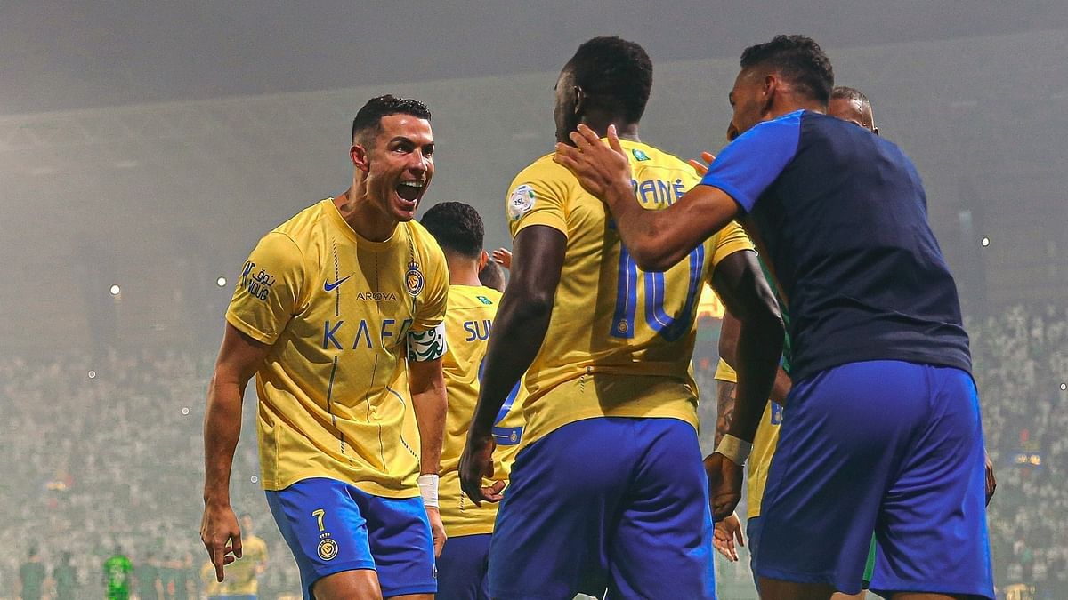 ساديو ماني يحتفل بالصعود على ظهر فيرمينو في مباراة النصر والأهلي (فيديو)