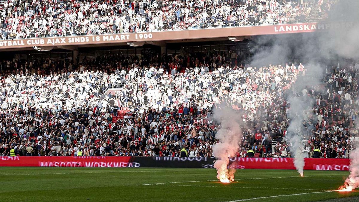 إلغاء مباراة أياكس وفينورد في الدوري الهولندي بسبب شغب الجماهير (فيديو)