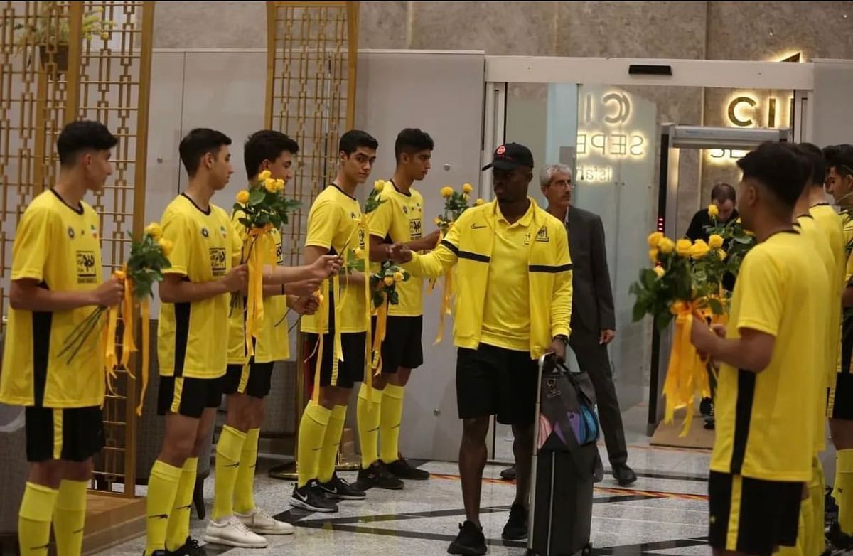 بالورود والأهازيج: استقبال جماهيري حاشد لبعثة نادي الاتحاد السعودي في إيران (فيديو وصور)