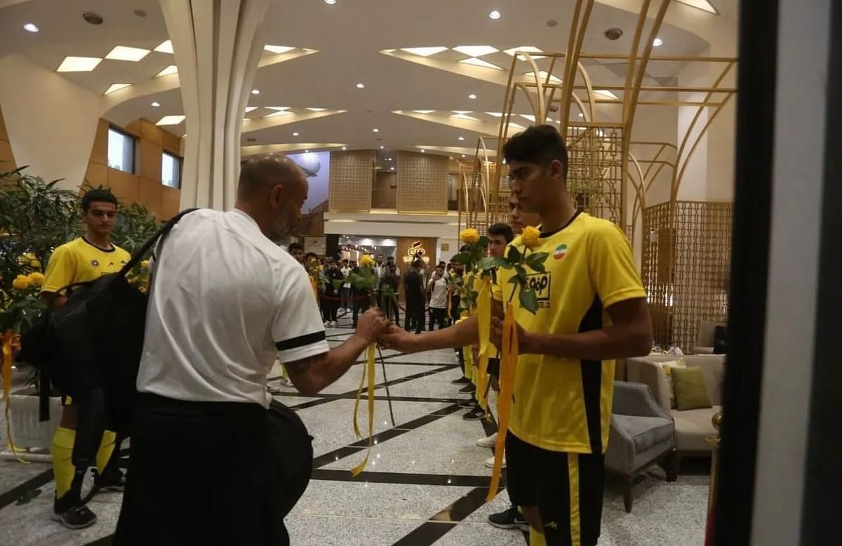 بالورود والأهازيج: استقبال جماهيري حاشد لبعثة نادي الاتحاد السعودي في إيران (فيديو وصور)