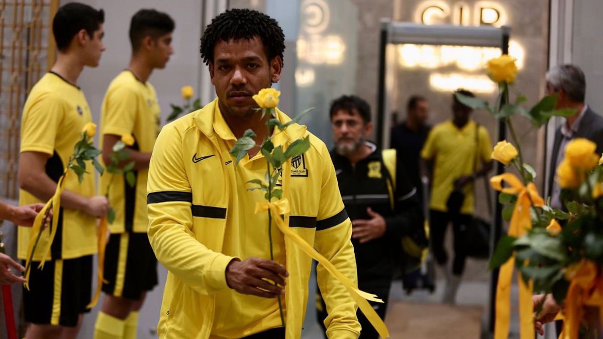 بالورود والأهازيج: استقبال جماهيري حاشد لبعثة نادي الاتحاد السعودي في إيران (فيديو وصور)