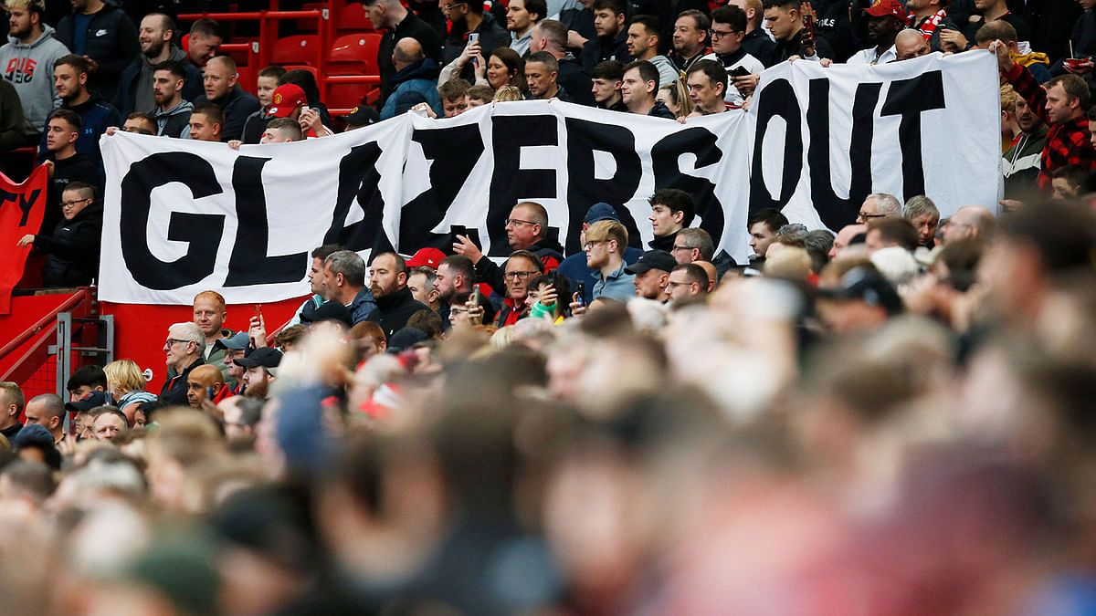 جمهور مانشستر يونايتد يهاجم عائلة "غلايزر" بعد تسرّب المياه من سقف ملعب "أولد ترافورد" (فيديو)