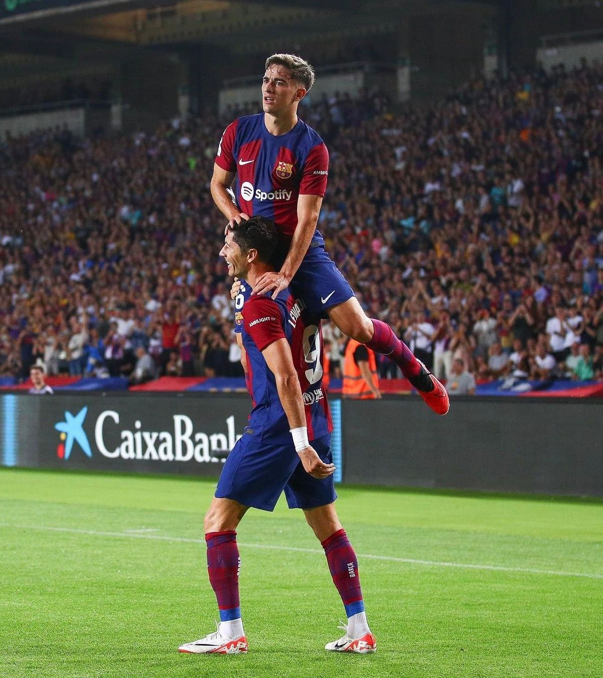 فيديو يكشف انفعال غافي على ليفاندوفسكي خلال مباراة برشلونة وإشبيلية