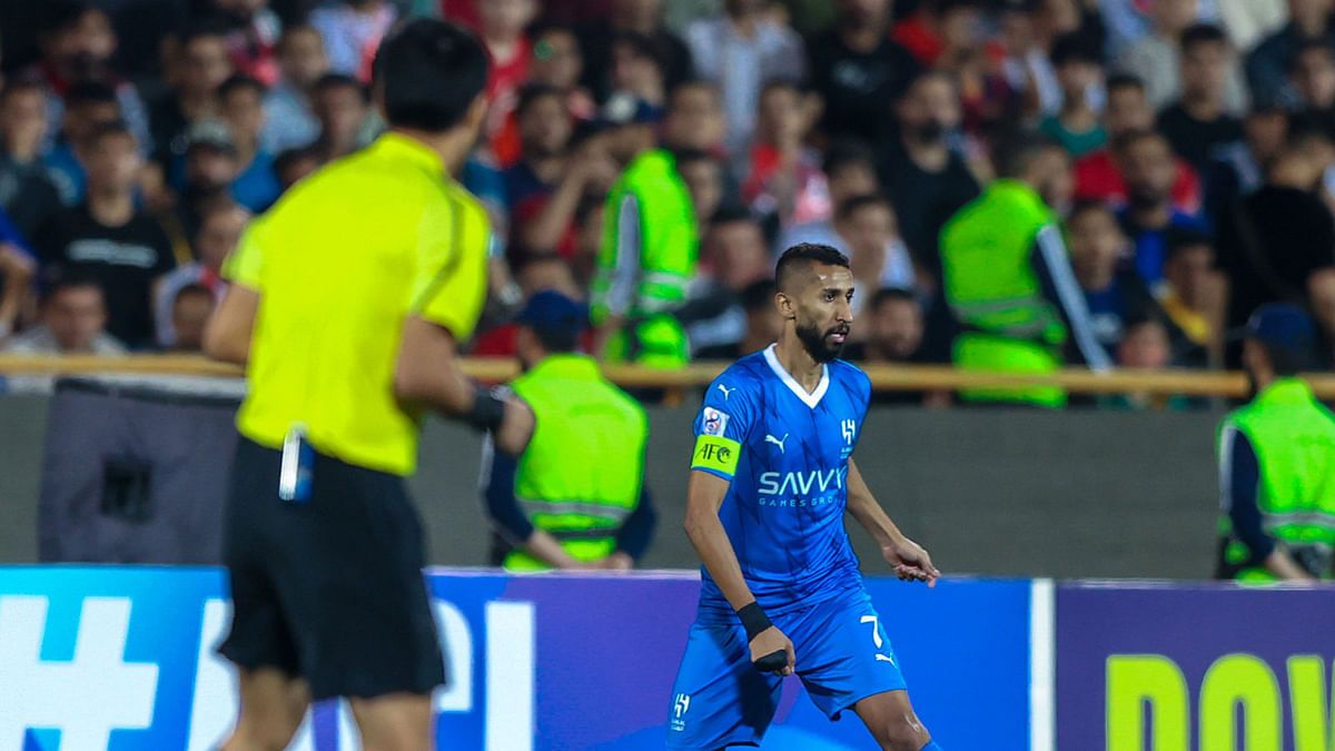 طرد سلمان الفرج وهوشمان بعد مناوشات في مباراة الهلال وناساجي (فيديو)