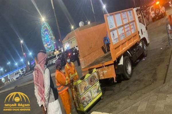 مقيمة في السعودية تتجول بعربة لبيع البطاطس وعند مداهمة دورات المياه كانت المفاجأة!(صور)