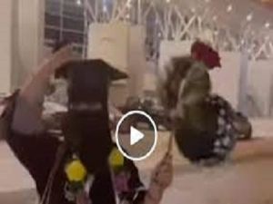 قصة ولا بالخيال طالبة سعودية سقطت على الارض بعد تلقيها رساله من زوجها أثناء حفل تخرجها.؟