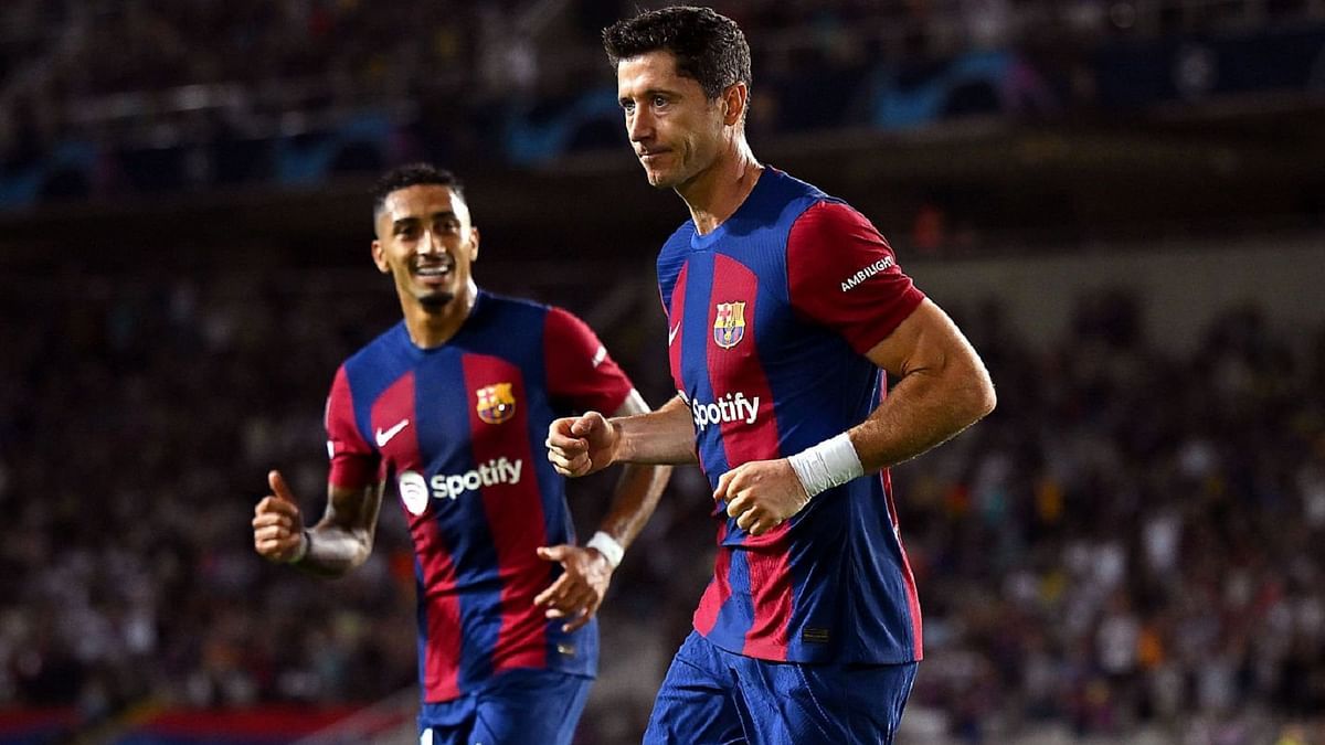 تقرير: تشافي نال 15 بطاقة في 100 مباراة مع برشلونة