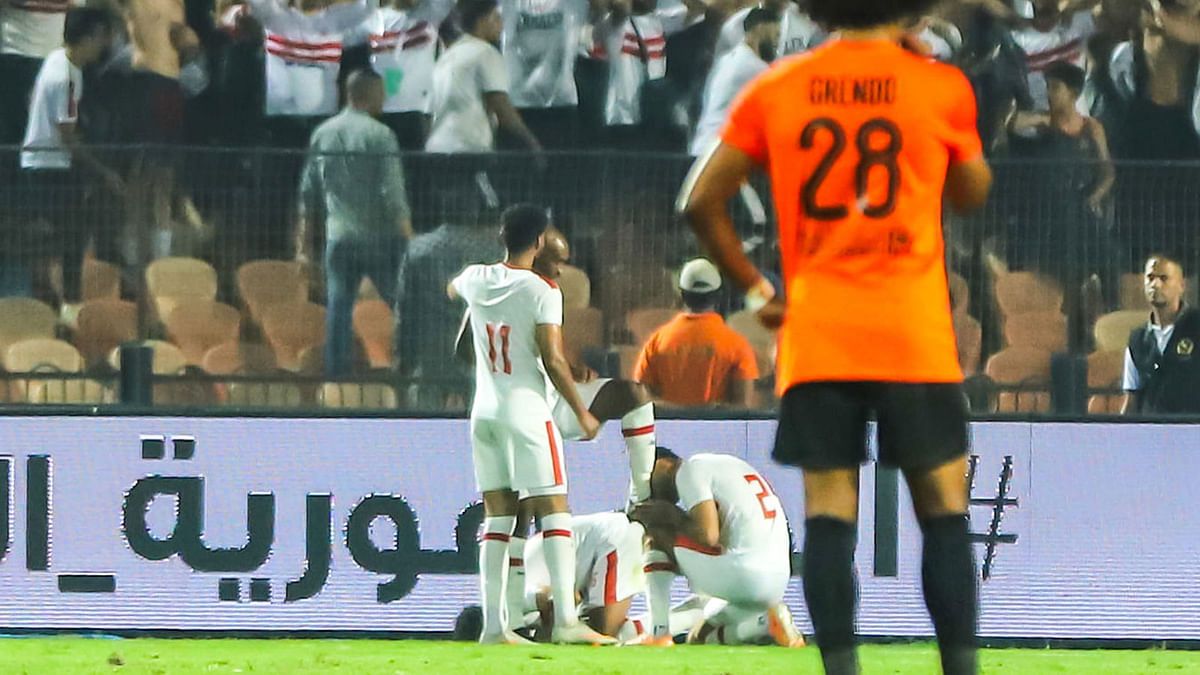 المثلوثي يقبل قدم شيكابالا احتفالا بهدفه في البنك الأهلي (صورة وفيديو)