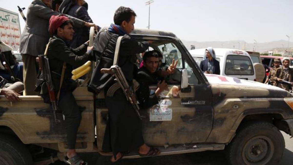 بسبب مطالبته بالمرتبات.. الحوثيون يختطفون رئيس نادي المعلمين اليمنيين