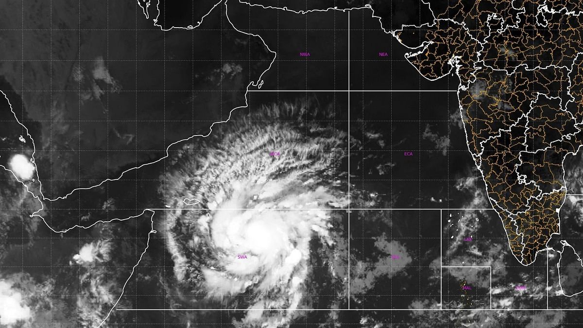 مع اقتراب إعصار "تيج".. السيول تُقطّع أوصال سقطرى – فيديو