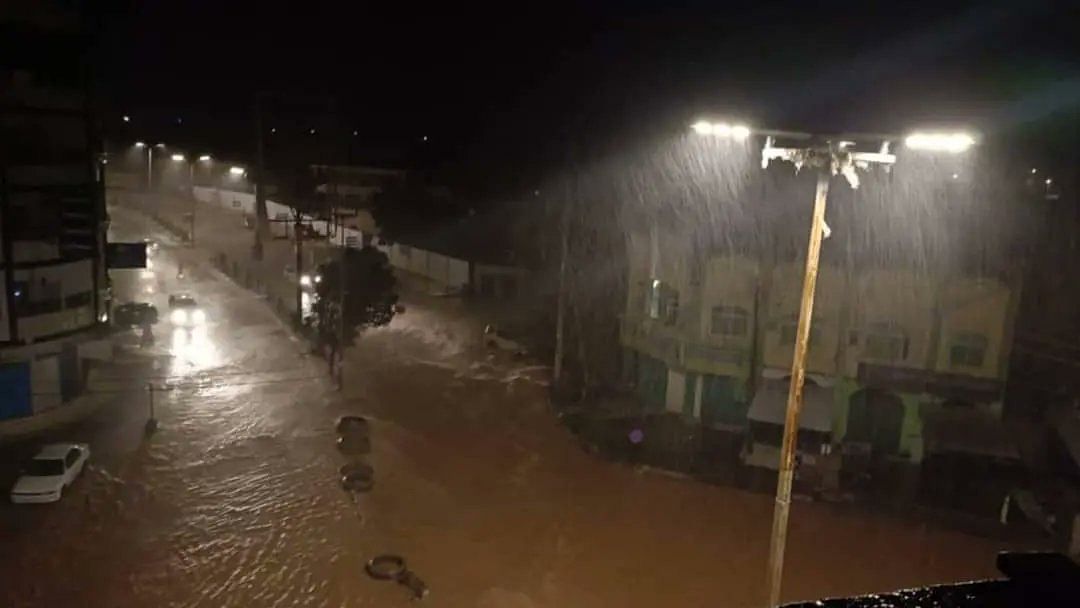 اليمن.. إعصار "تيج" يضرب المهرة ويتسبب بأضرار كبيرة