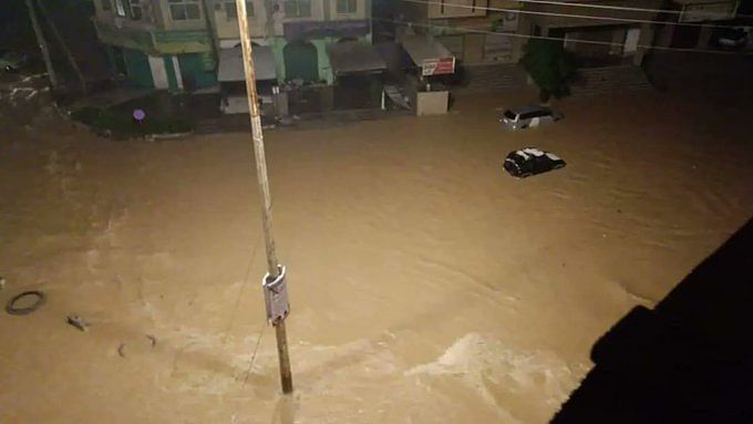 اليمن.. إعصار "تيج" يضرب المهرة ويتسبب بأضرار كبيرة