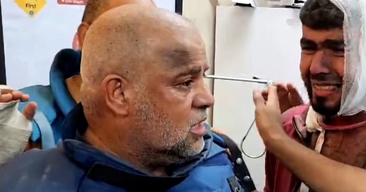 تأثر مذيع الجزيرة وهو ينقل خبر مقتل عائلة وائل الدحدوح