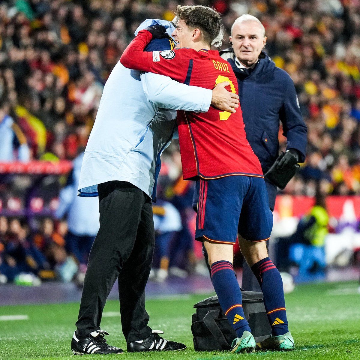 غافي يغادر الملعب باكيا بسبب الإصابة (فيديو وصور)